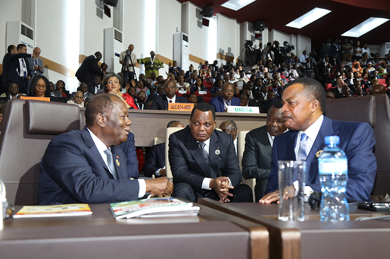 Le Ministre d'Etat, Ministre du Commerce, M. Claude Alphonse NSILOU, au Sommet de l'Union Africaine, avec Son Excellence, le Président Denis Sassou Nguesso, à Niamey en juillet 2019