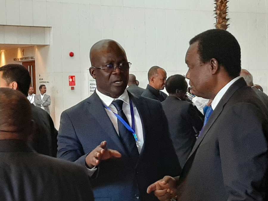 Le Ministre d'Etat, Alphonse Claude NSILOU, échangeant avec son homologue de la RDC